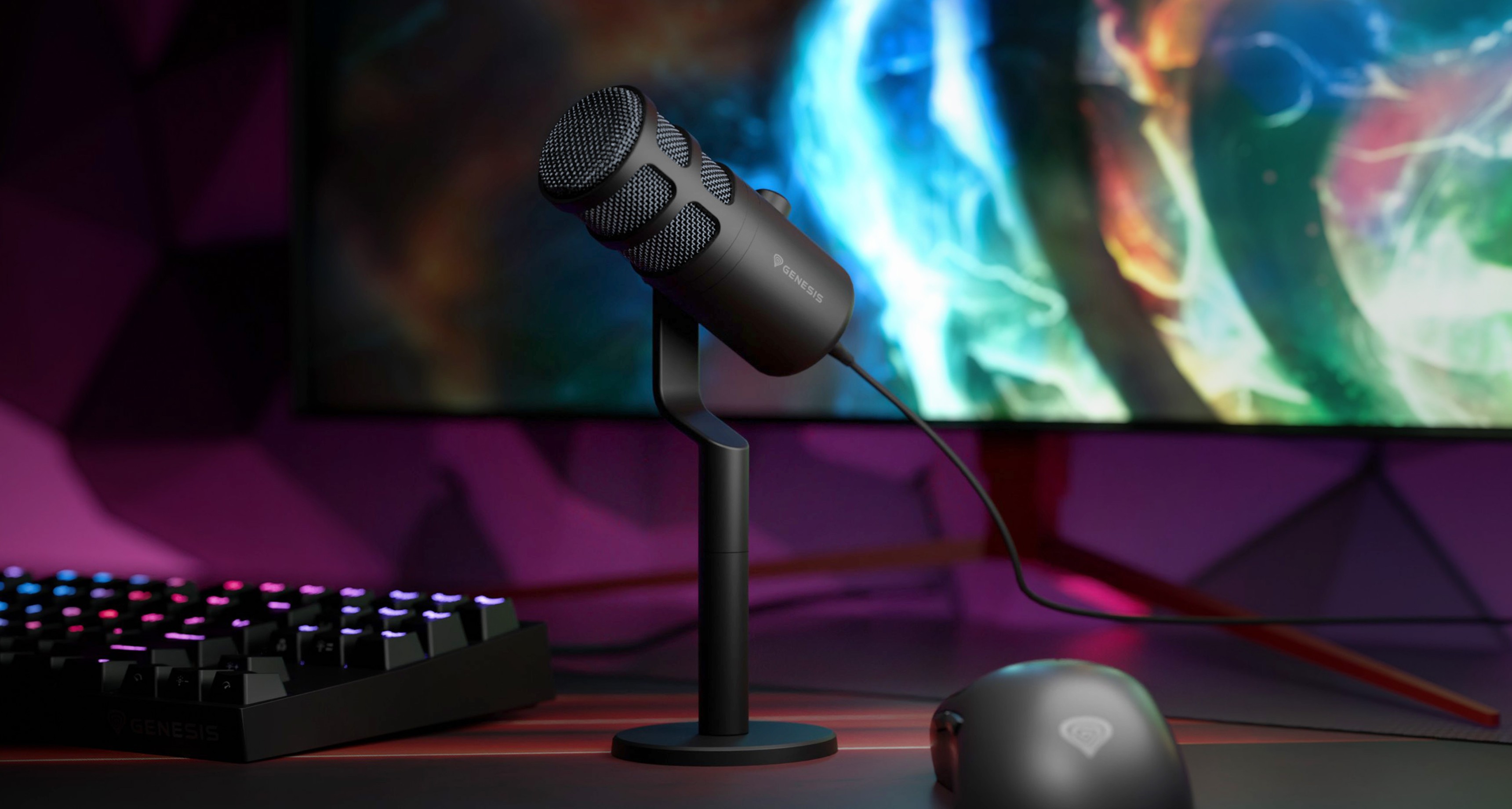 USB-динамический микрофон на стойке, с красочным фоном и игровой клавиатурой и мышью рядом.