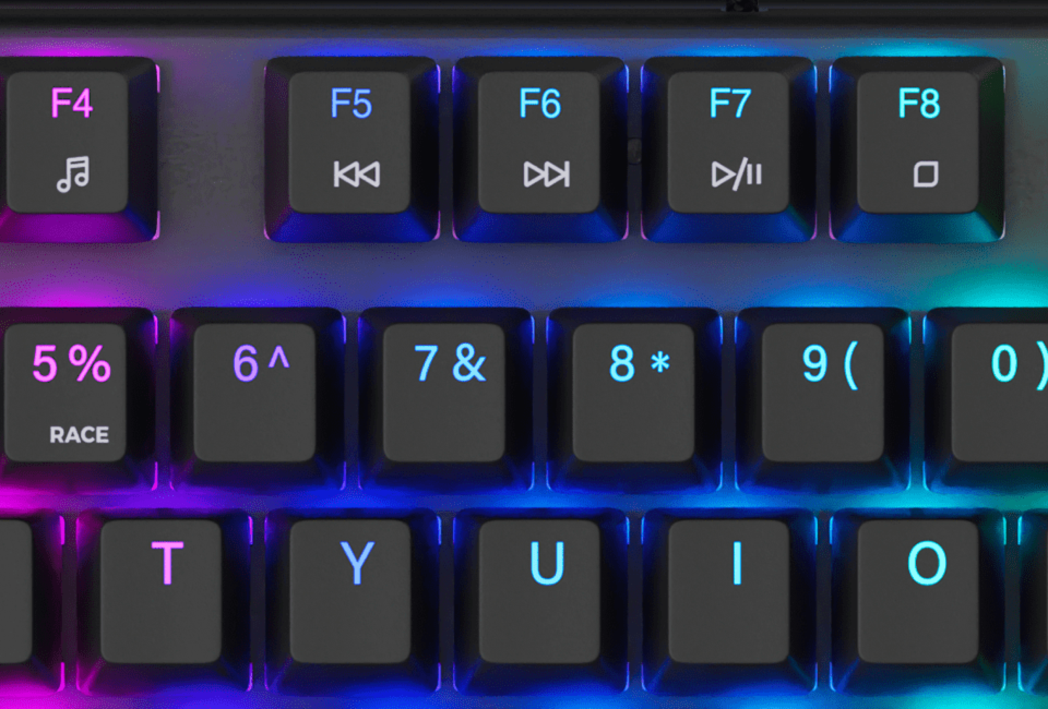 Крупный план игровой клавиатуры с RGB-подсветкой, акцентируя внимание на цифровых и функциональных клавишах