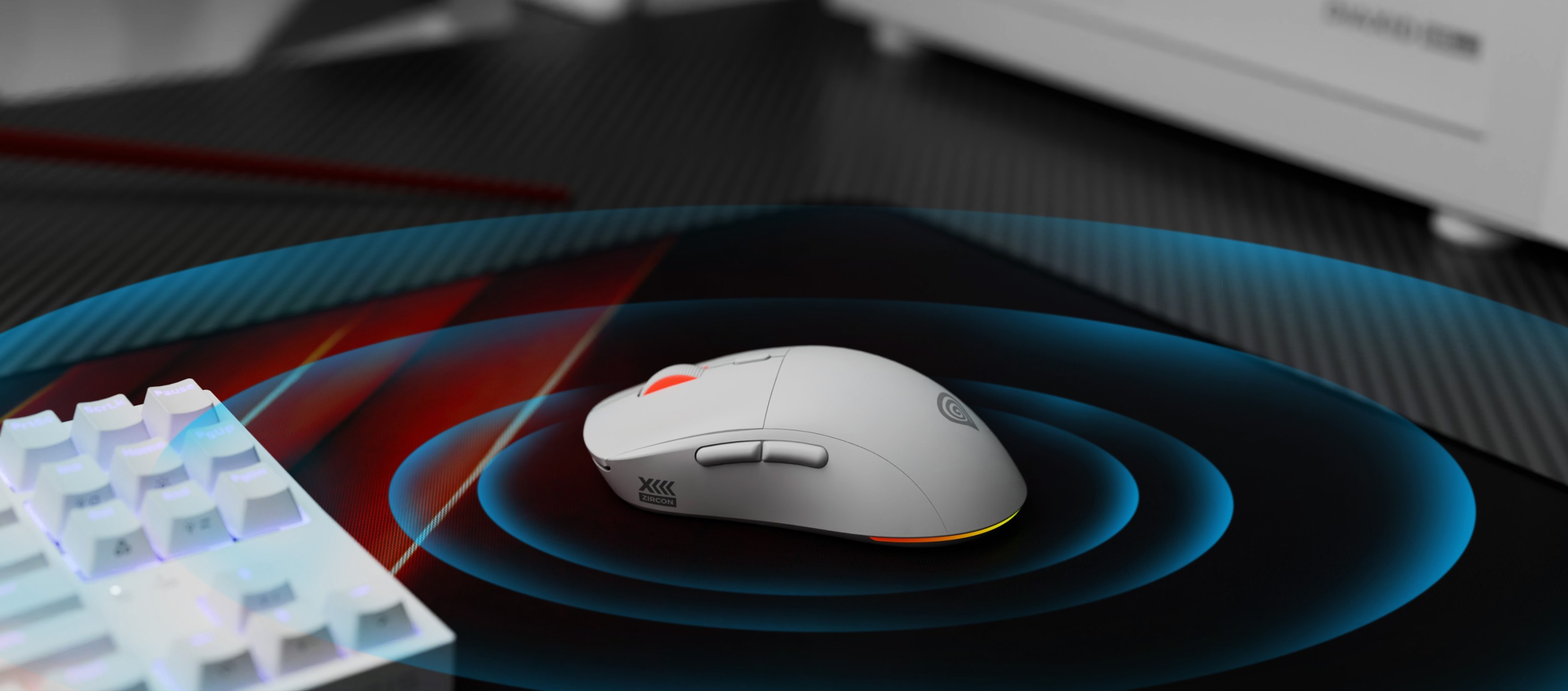 Беспроводная игровая мышь Genesis Zircon XIII с настраиваемыми функциями и 26000 DPI, размещенная на игровом коврике
