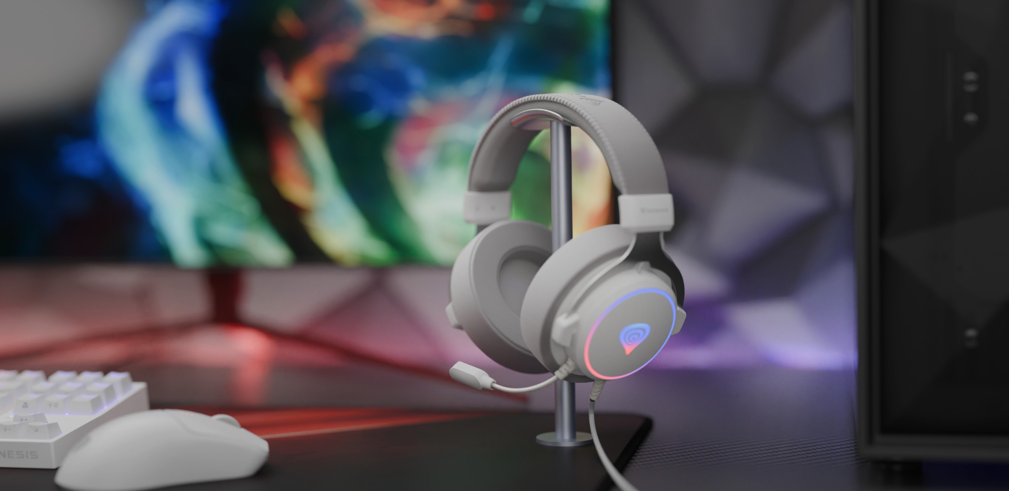 Белая накладная игровая гарнитура с RGB-подсветкой и микрофоном, выставленная на подставке на разноцветном фоне