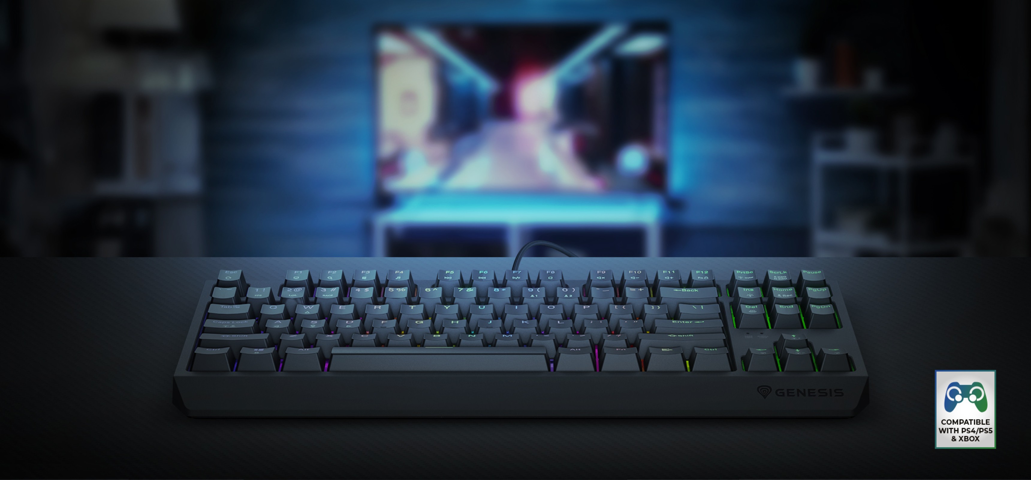 Механическая игровая клавиатура с RGB-подсветкой, переключателями с возможностью горячей замены, расположенная перед размытым телевизионным экраном