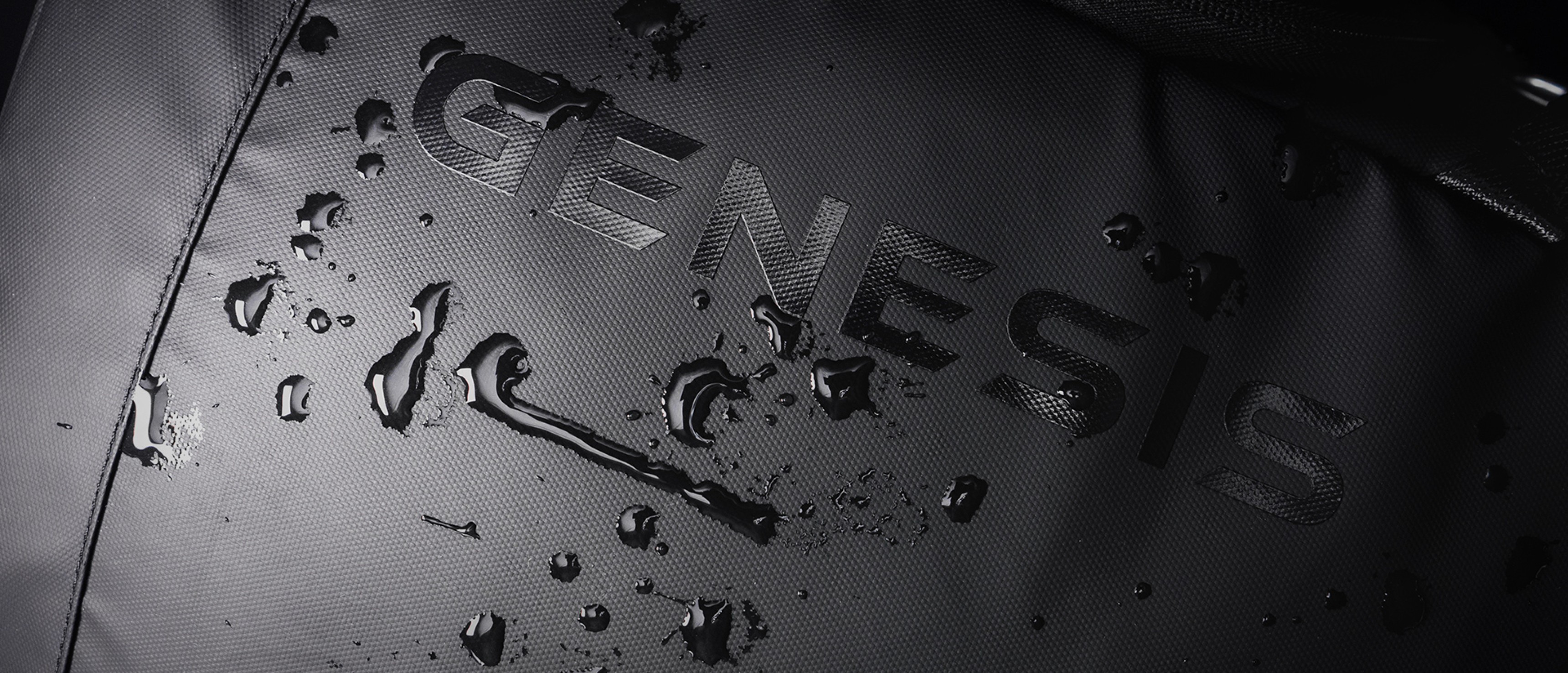 Крупный план рюкзака для ноутбука Genesis Pallad 420 с черной поверхностью с капельками воды и логотипом бренда.